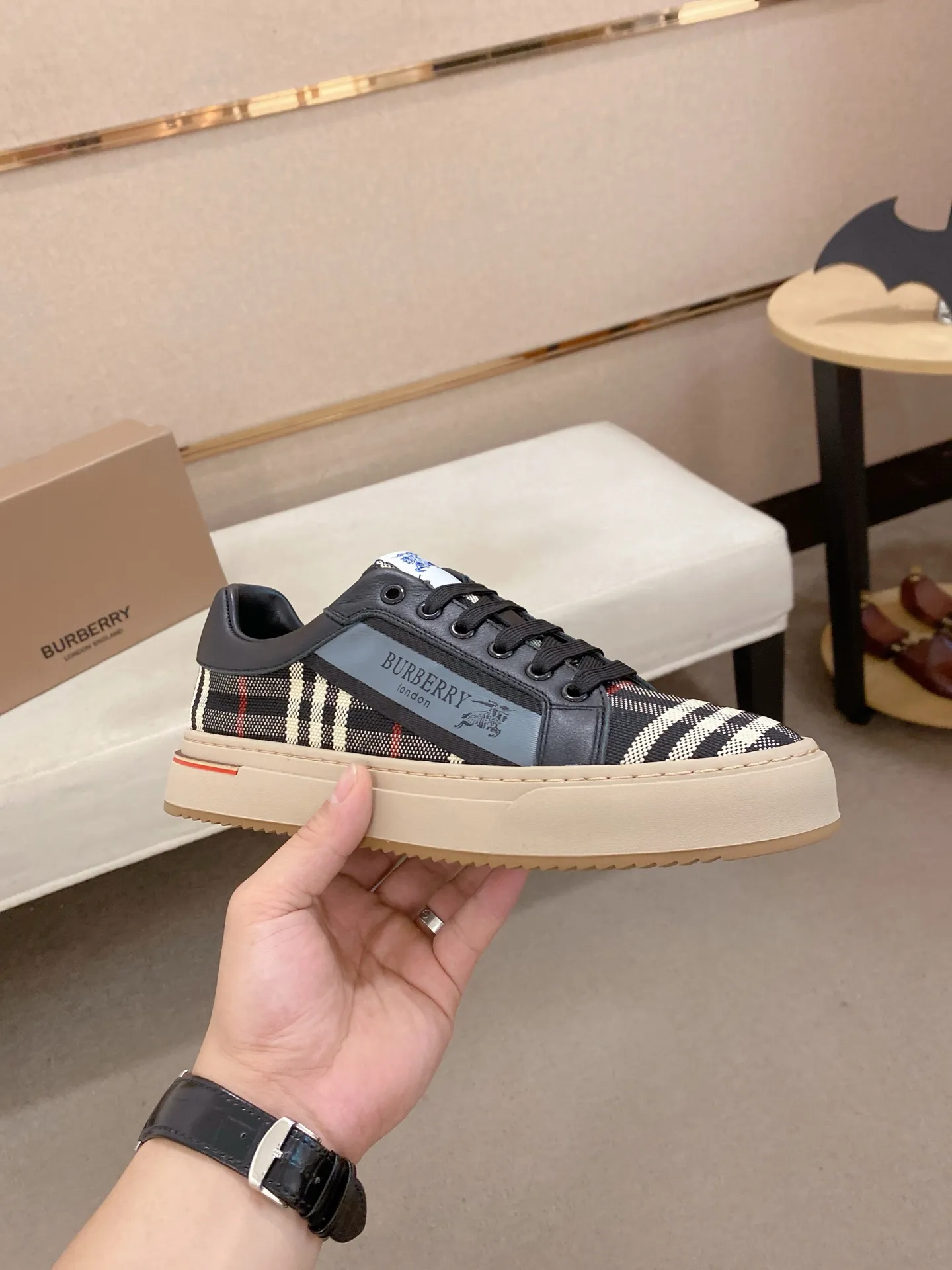 Men's shoes💰: 400💰🇮🇹🇮🇹The counters are synchronized with BURBERRY's top purchasing agents🔍🔍Synchronized sales. Positive code number: 38-44. Italian imported cowhide with official website fabric. Fully imported sheepskin lining, sole: original sole provided by the original factory, exclusive movable molded sole, super comfortable, original factory follow-up goods, 🔍🔍high quality, you can enter and leave the counter at will, welcome to compare (can be customized 45)